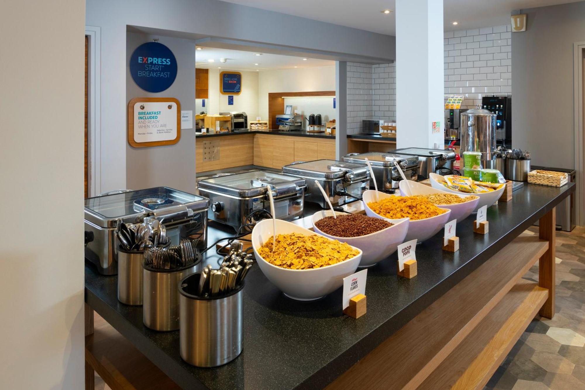 Holiday Inn Express Stevenage By Ihg Eksteriør billede