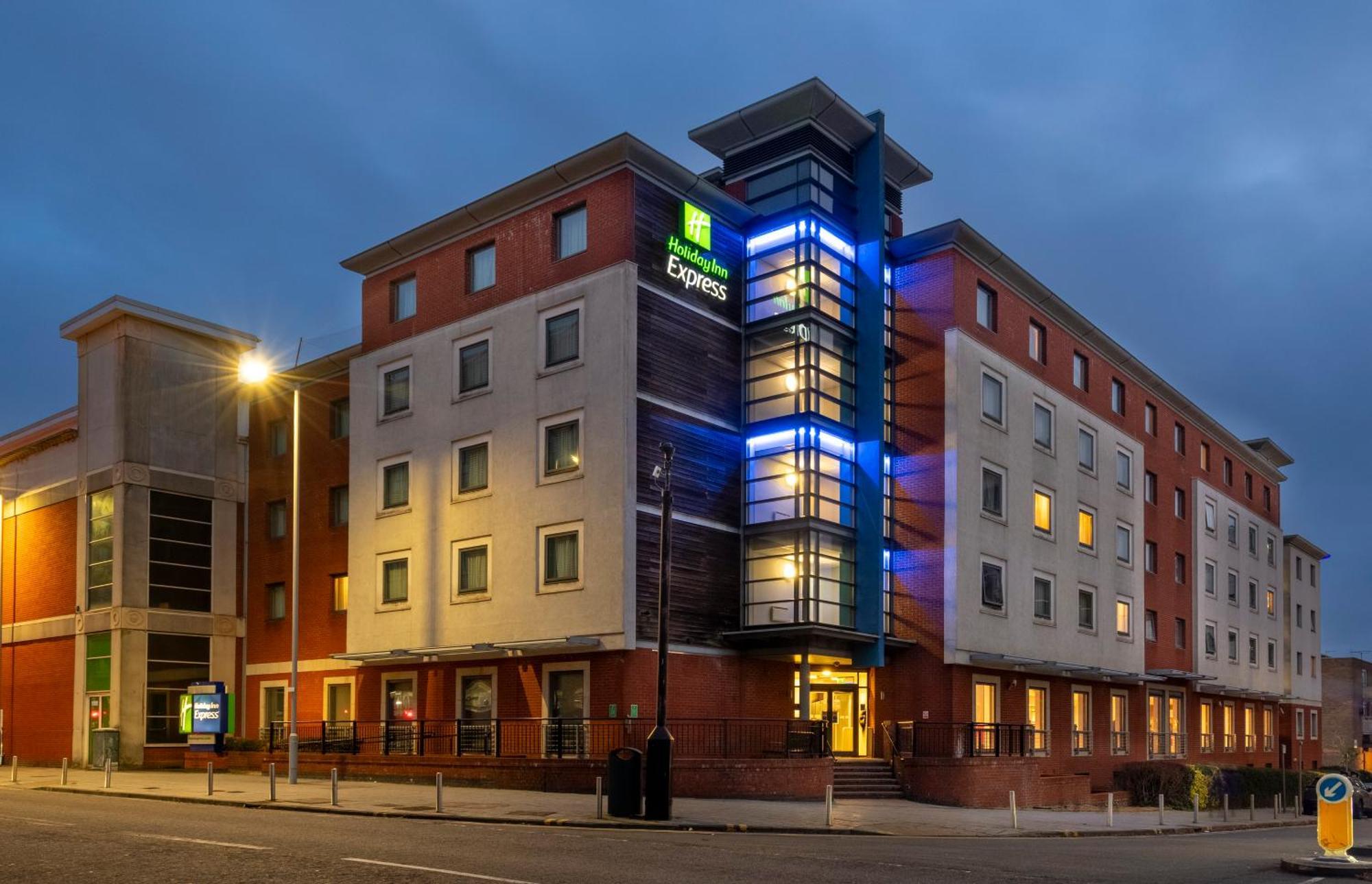 Holiday Inn Express Stevenage By Ihg Eksteriør billede