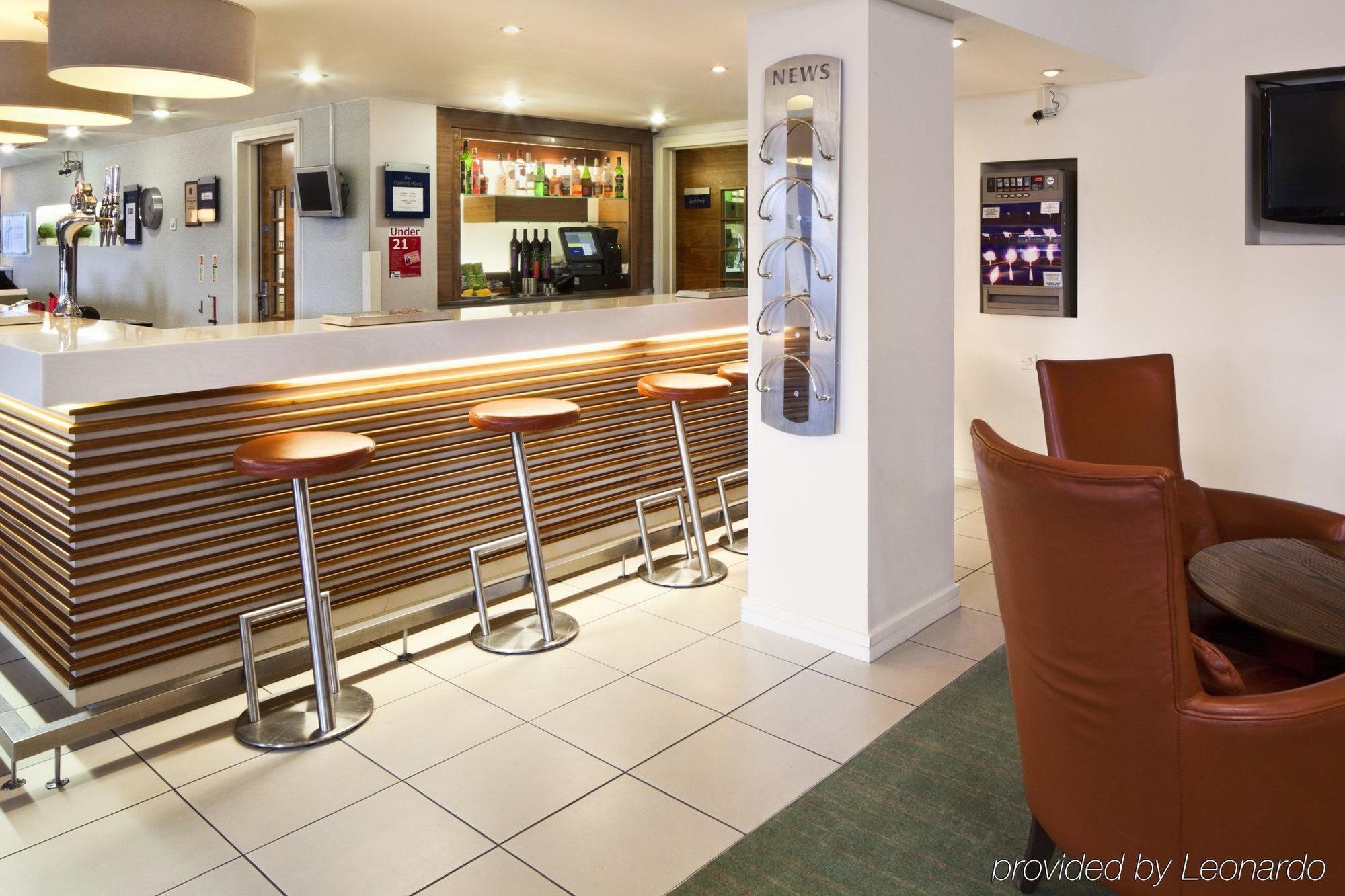 Holiday Inn Express Stevenage By Ihg Restaurant billede