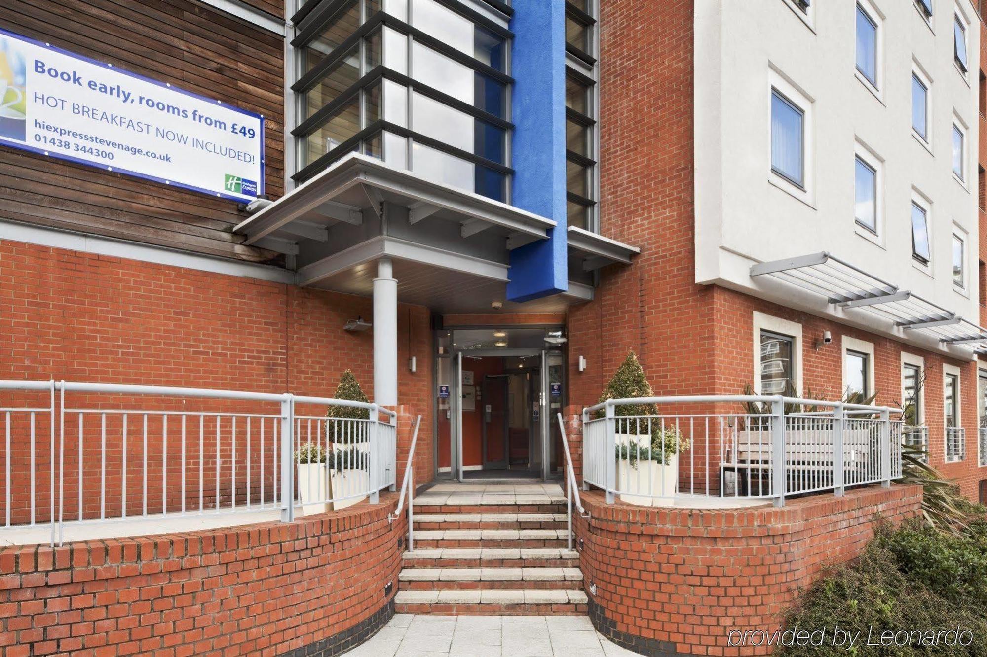 Holiday Inn Express Stevenage By Ihg Eksteriør billede